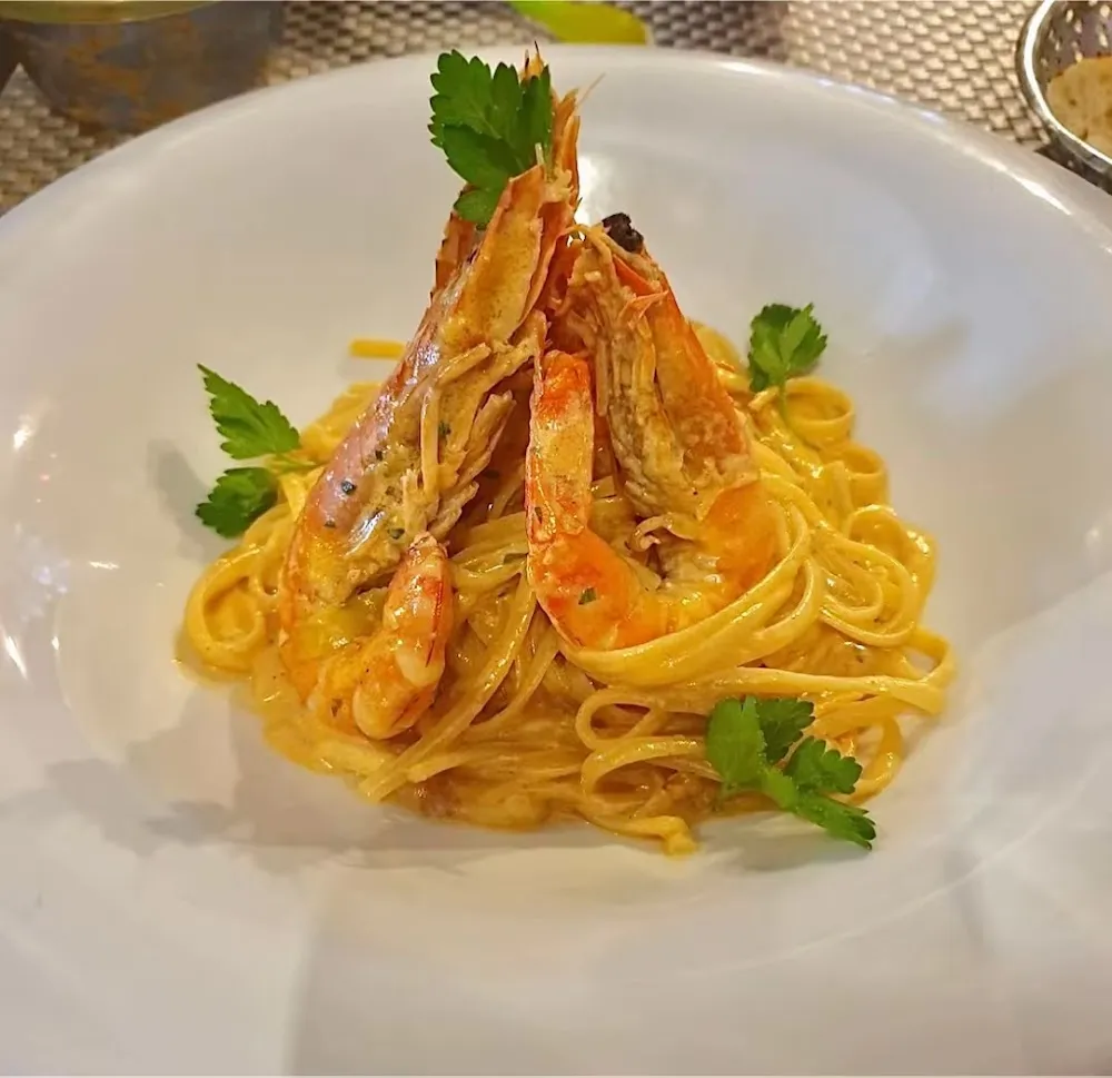 Gambas Flambées Sur Un Lit de Linguines